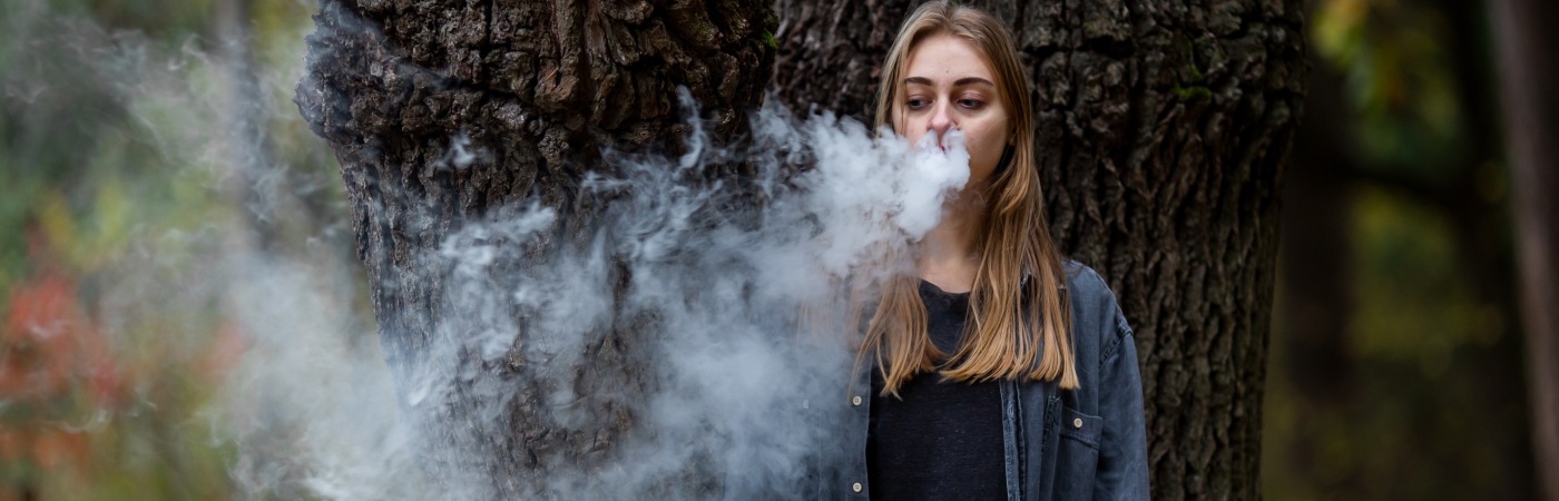 Teenager vapes