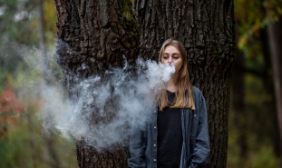 Teenager vapes